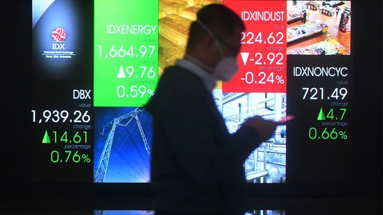 Seorang pria melintasi layar digital pergerakan saham di Bursa Efek Indonesia, Jakarta, Jumat (24/6/2022). ANTARA FOTO/Akbar Nugroho Gumay/foc/aa.