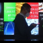 Seorang pria melintasi layar digital pergerakan saham di Bursa Efek Indonesia, Jakarta, Jumat (24/6/2022). ANTARA FOTO/Akbar Nugroho Gumay/foc/aa.-1671163849
