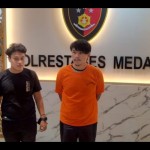 Seorang pria R (kaos merah) pelaku pencurian mobil ditahan di Polrestabes Medan. (ANTARA/HO-Polrestabes Medan)-1672024020