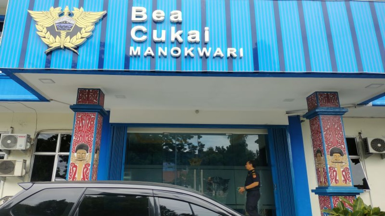 Penampakan Kantor Pelayanan dan Pengawasan Bea Cukai (KPPBC) Tipe Madya Pabean C Manokwari di Jalan Siliwangi Manokwari Barat Kabupaten Manokwari Papua Barat. (ANTARA/HANS ARNOLD KAPISA)