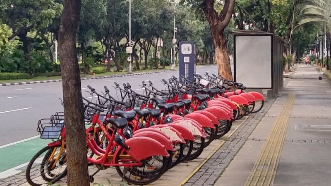 Arsip sejumlah sepeda terparkir di depan Balai Kota Jakarta, Minggu (13/3/2022). ANTARA/Dewa Ketut Sudiarta Wiguna