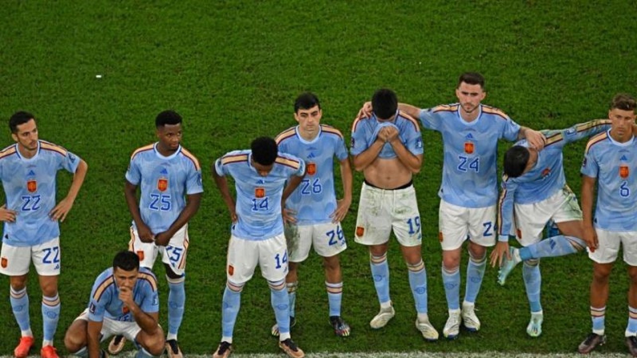 Ekspresi para pemain Spanyol selama adu penalti berlangsung dalam pertandingan babak 16 besar Piala Dunia 2022 melawan Maroko di Education City Stadium, Al-Rayyan, Doha pada 6 Desember 2022. ANTARA/MANAN VATSYAYANA/AFP