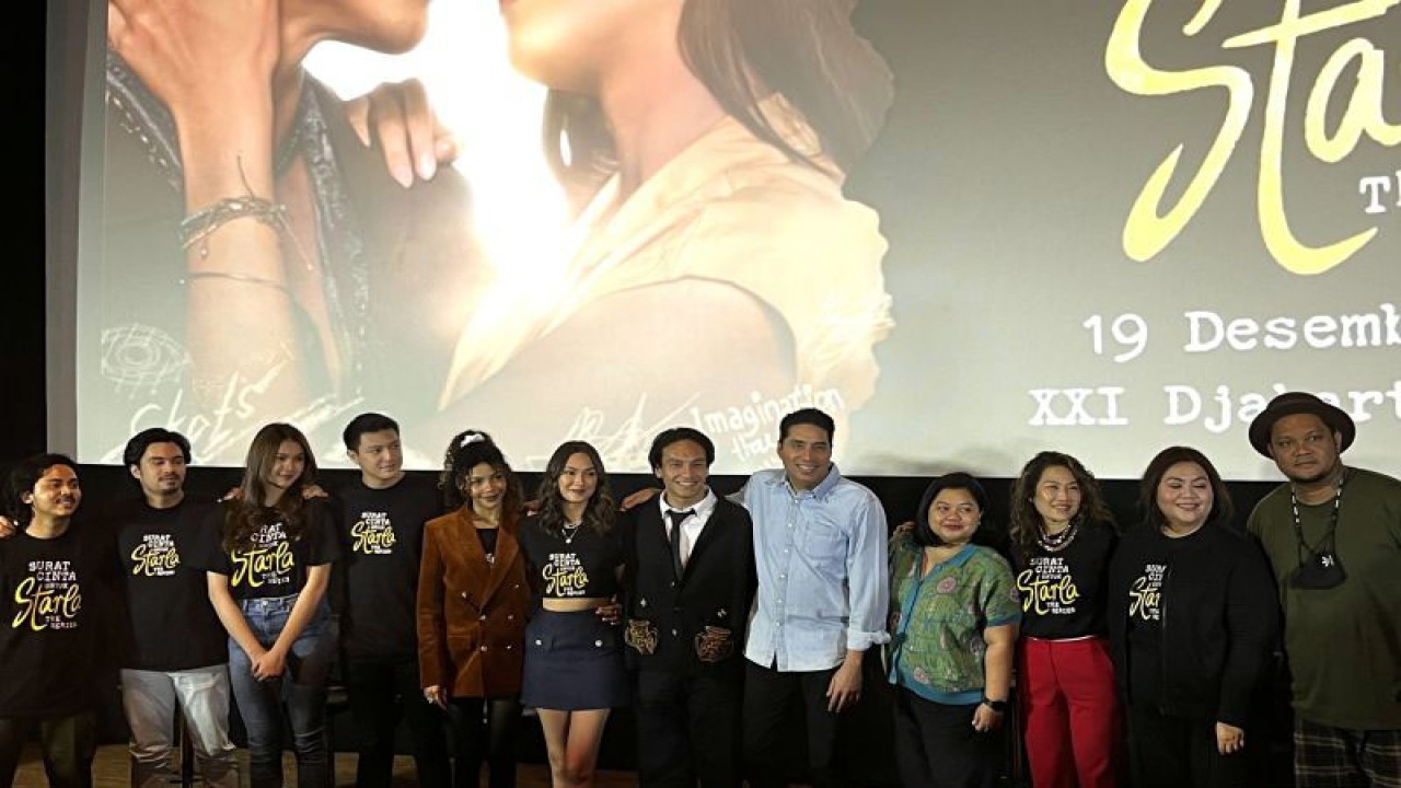 Pemain dan kru serial original Vidio dan CATCHPLAY+ “Surat Cinta untuk Starla” berfoto bersama usai jumpa pers dan pemutaran satu episode serial tersebut di Jakarta, Senin (19/12/2022). (ANTARA/Arnidhya Nur Zhafira)