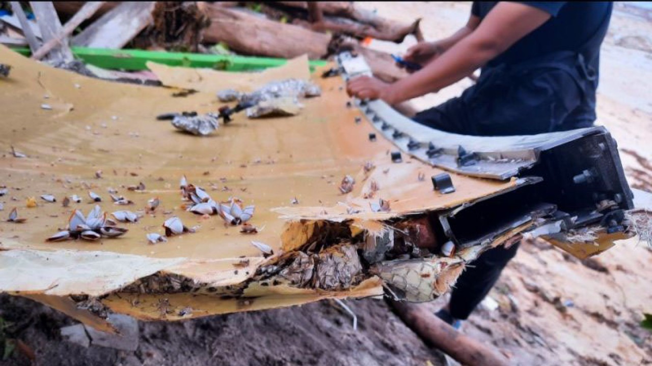 Tampak serpihan mirip badan pesawat yang ditemukan warga di Pantai Air Danau, Sejuba, Desa Sepempang, Bunguran Timur, Natuna, Kepri, Sabtu (24/12). (ANTARA/Cherman)