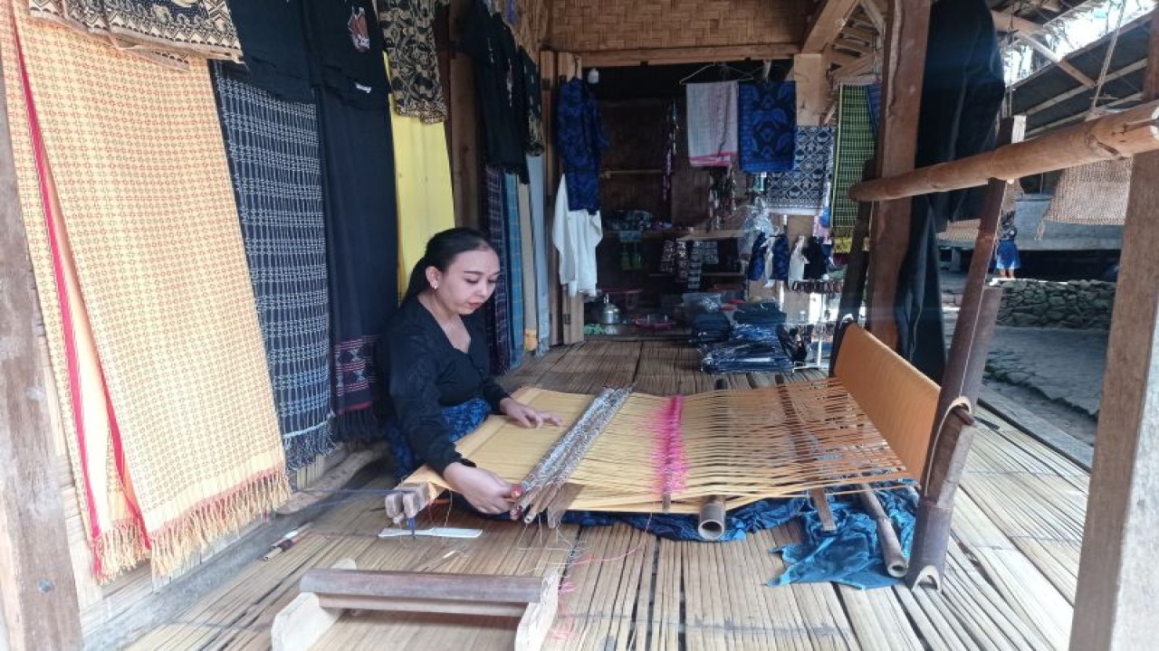 Seorang perajin tenun Badui di pedalaman Kabupaten Lebak, Provinsi Banten tengah memproduksi kain tenun dengan alat tradisional. ANTARA/Mansur