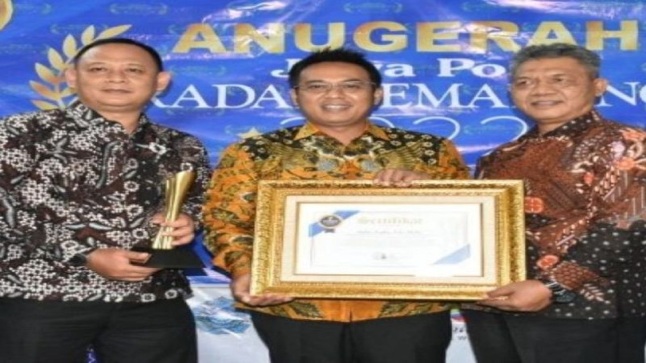 Kepala Dinas Kesehatan Kabupaten Pekalongan Setiawan Dwiantoro (kanan) bersama Sekretaris Daerah Kabupaten Pekalongan Yulian Akbar (tengah) dan Kepala Bappeda Litbang Trisno Suharsanto saat menerima penghargaan atas komitmen Pemkab Pekalongan dalam pelayanan kesehatan gratis pada masyarakat. (ANTARA/HO-Humas Kabupaten Pekalongan)