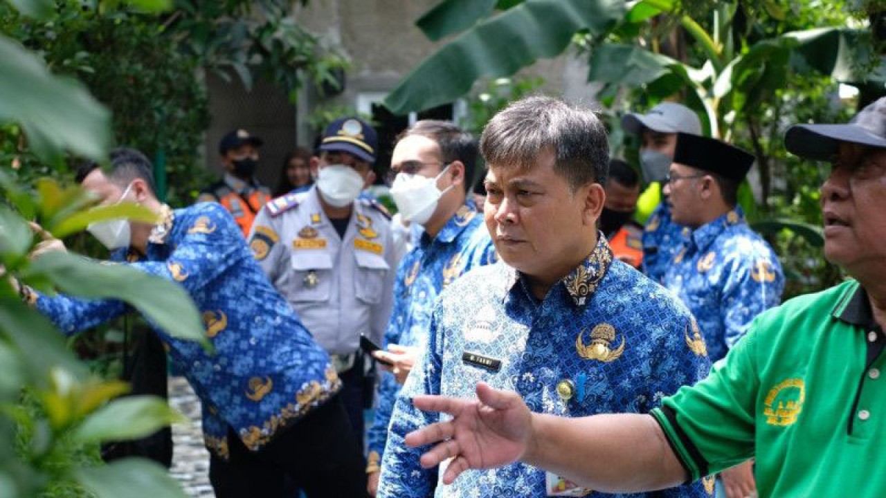 Asisten Administrasi dan Kesejahteraan Rakyat (Asminkesra) Setko Jakarta Pusat M. Fahmi, memberikan penilaian program penataan di wilayah Kecamatan Menteng, Jakarta Pusat, Senin (19/12/2022). ANTARA/HO-Pemerintah Kota Jakarta Pusat