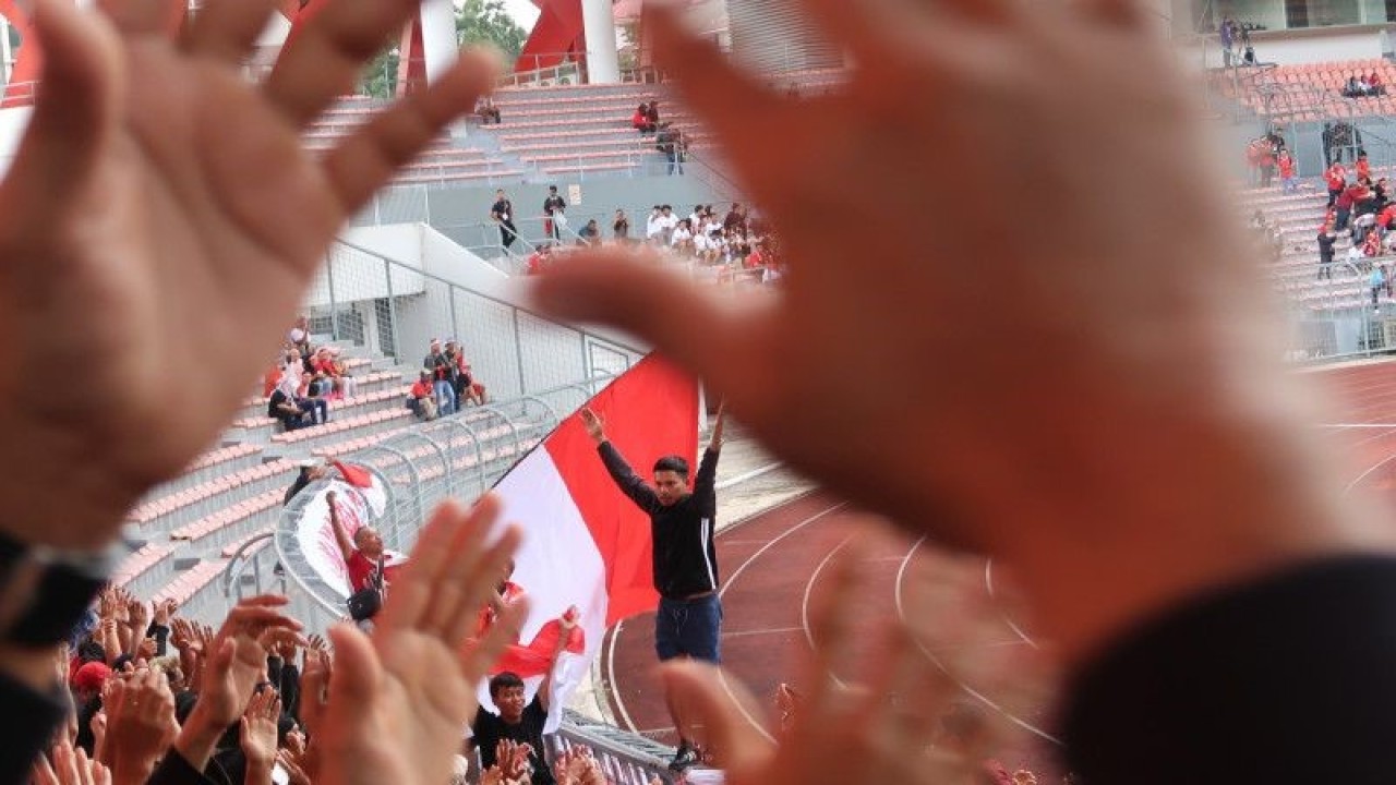 Suporter memberi dukungan kepada Timnas Indonesia saat bertanding melawan Timnas Brunei Darussalam di Stadion Sepak Bola Cheras di Kuala Lumpur, Senin (26/12/2022). ANTARA FOTO/Virna Puspa Setyorini/tom. (Virna Puspa Setyorini/Virna Puspa Setyorini)