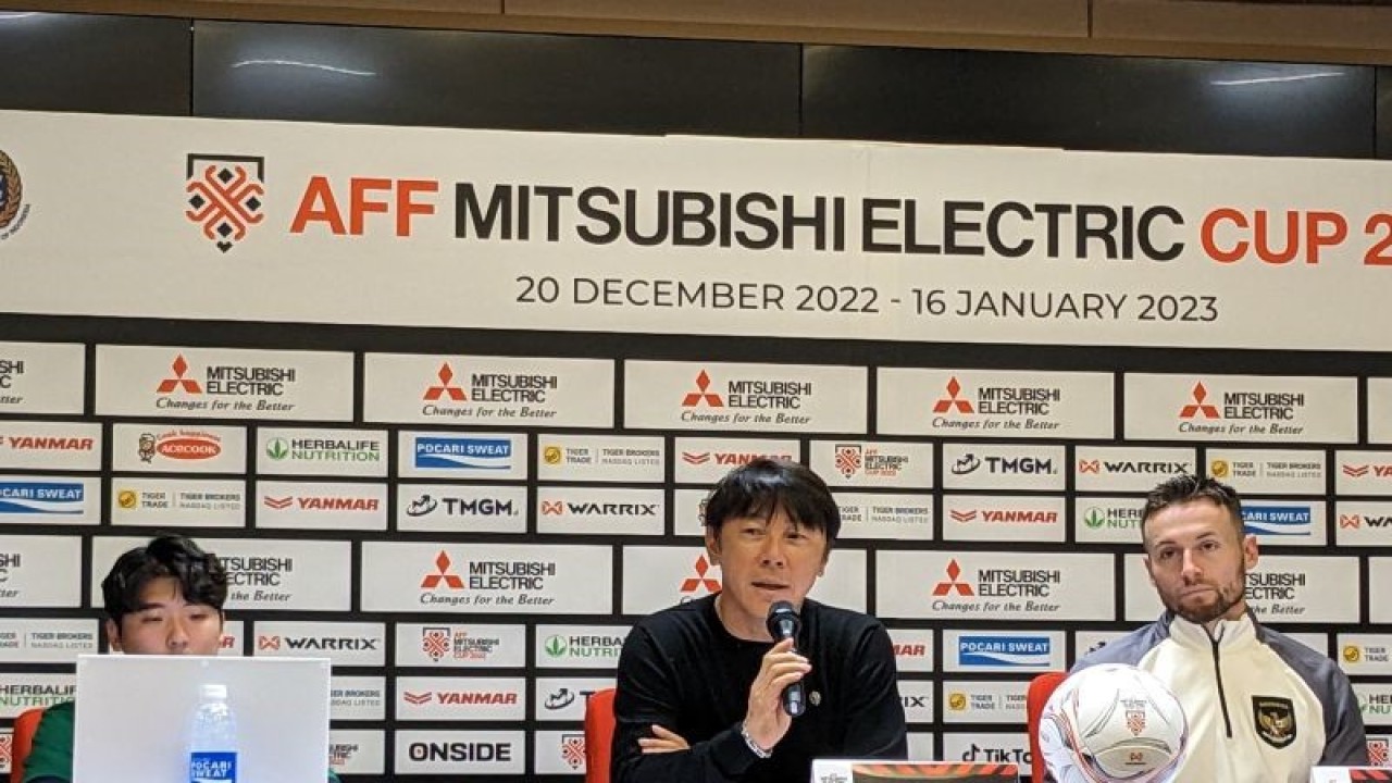 Pelatih tim nasional Indonesia Shin Tae-yong (tengah) dan gelandang skuadnya Marc Klok (kanan) memberikan keterangan kepada media usai laga Grup A Piala AFF 2022 versus Thailand, yang berakhir imbang 1-1, di Stadion Utama Gelora Bung Karno (SUGBK), Jakarta, Kamis (29/12/2022). (ANTARA/Michael Siahaan)