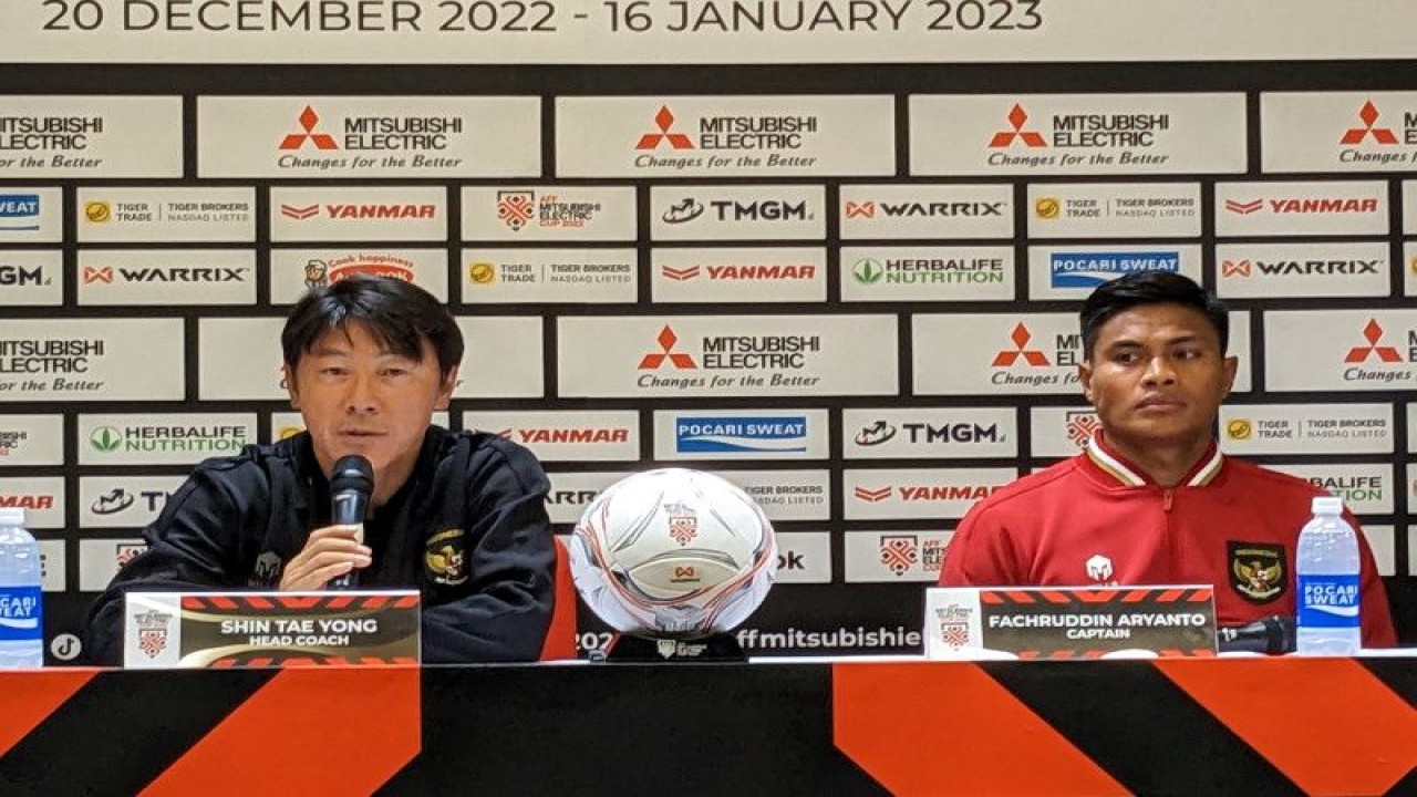 Pelatih tim nasional Indonesia Shin Tae-yong (kiri) dan kapten skuadnya Fachruddin Aryanto memberikan pernyataan kepada media tentang laga perdana mereka di Grup A Piala AFF 2022 kontra Kamboja, Jumat (24/12), dalam konferensi pers di Stadion Utama Gelora Bung Karno, Jakarta, Kamis (23/12/2022). (ANTARA/Michael Siahaan)