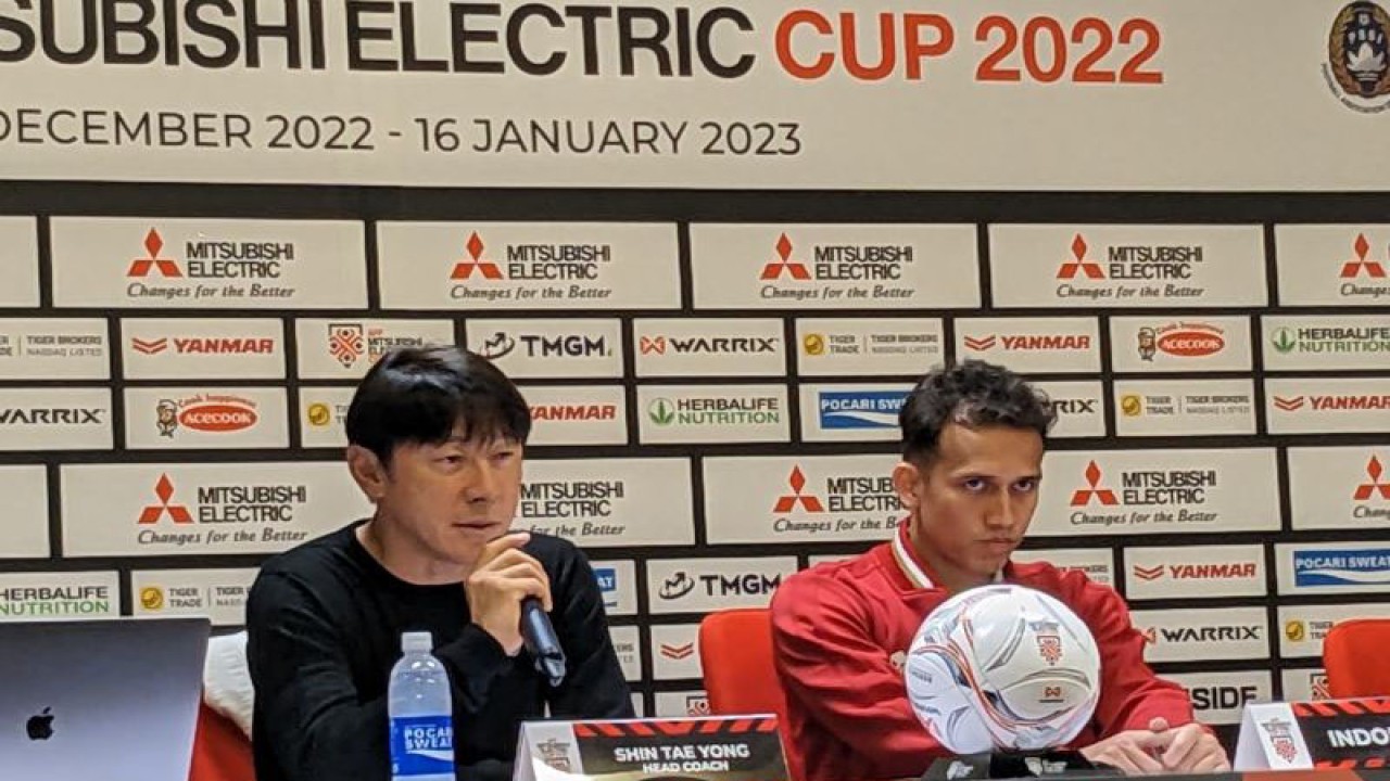 Pelatih tim nasional Indonesia Shin Tae-yong (kiri) dan penyerang sayap skuadnya Egy Maulana Vikri memberikan pernyataan kepada media dalam konferensi pers usai pertandingan Grup A Piala AFF 2022 kontra Kamboja, yang dimenangkan Indonesia dengan skor 2-1, di Stadion Utama Gelora Bung Karno, Jakarta, Jumat (23/12/2022). (ANTARA/Michael Siahaan)