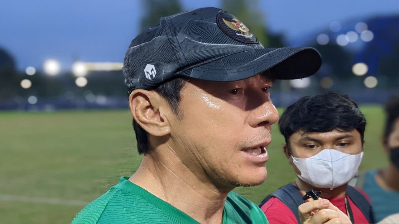 Pelatih tim nasional U-19 Indonesia Shin Tae-yong memberikan keterangan mengenai perkembangan skuadnya usai menjalani latihan di Lapangan Sepak Bola A Gelora Bung Karno, Jakarta, Selasa (30/8/2022). (ANTARA/Michael Siahaan)
