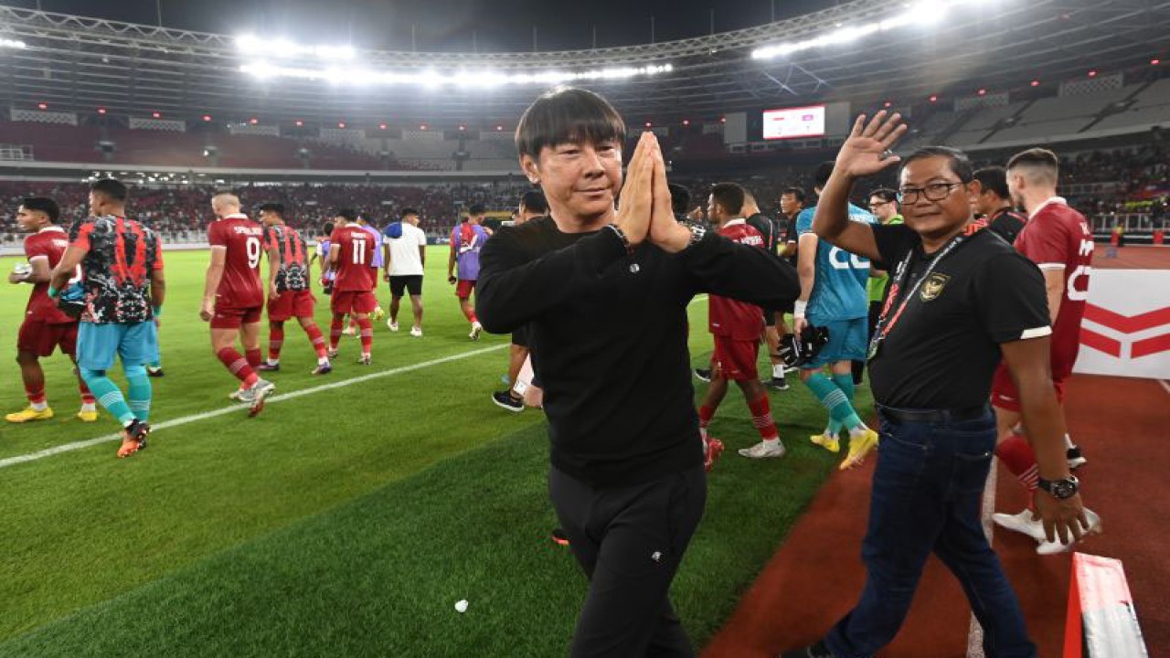 Pelatih Timnas Indonesia Shin Tae-yong (ketiga kanan) beserta para pemain dan staf pelatih menyapa para suporter usai mengalahkan Timnas Kamboja dalam pertandingan Grup A Piala AFF 2022 di Stadion Utama gelora Bung Karno (SUGBK), Jakarta, Jumat (23/12/2022). Indonesia menang dengan skor 2-1. ANTARA FOTO/Aditya Pradana Putra/tom.