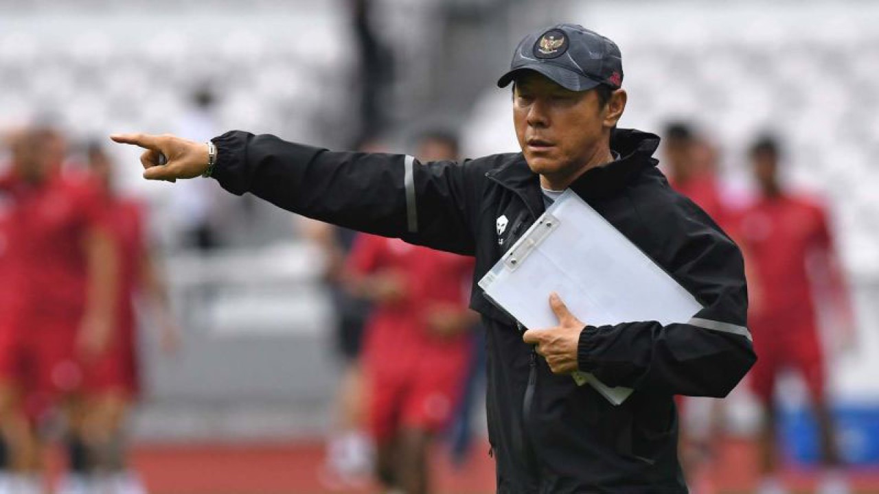 Pelatih Shin Tae-yong memberikan arahan kepada para pesepak bola Timnas Indonesia dalam sesi latihan resmi jelang pertandingan grup A Piala AFF 2022 di Stadion Utama gelora Bung Karno (SUGBK), Jakarta, Kamis (22/12/2022). Pelatih Shin Tae-yong optimistis Timnas Indonesia dapat mengalahkan Timnas Kamboja dalam pertandingan yang akan berlangsung Jumat (23/12). ANTARA FOTO/Aditya Pradana Putra/aww.