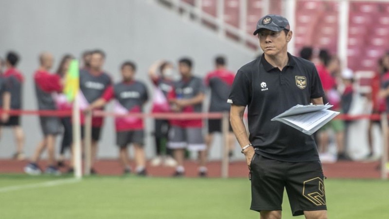 Pelatih Timnas Indonesia Shin Tae-yong bersiap memimpin sesi latihan jelang Piala AFF 2022 bersama Timnas Indonesia di Stadion Utama Gelora Bung Karno, Jakarta, Selasa (20/12/2022). ANTARA FOTO/Muhammad Adimaja/aww.