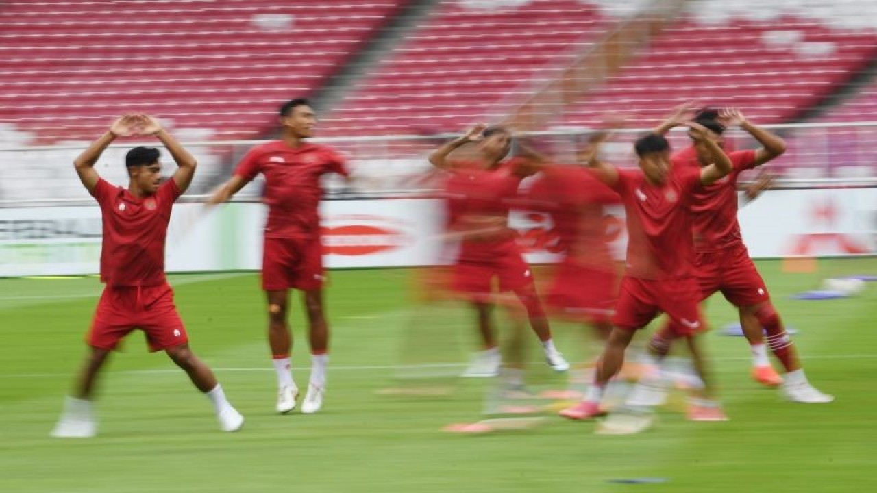 Sejumlah pesepak bola Timnas Indonesia berlatih menjelang pertandingan Grup A Piala AFF 2022 melawan Timnas Thailand di Stadion Utama Gelora Bung Karno (SUGBK), Jakarta, Rabu (28/12/2022). ANTARA FOTO/Akbar Nugroho Gumay/foc.