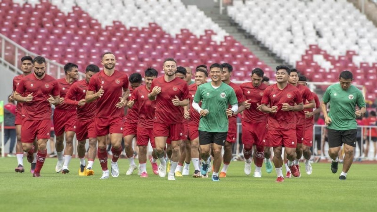 Timnas Indonesia melakukan sesi latihan jelang Piala AFF 2022 di Stadion Utama Gelora Bung Karno, Jakarta, Selasa (20/12/2022). ANTARA FOTO/Muhammad Adimaja/aww. (ANTARA FOTO/MUHAMMAD ADIMAJA)
