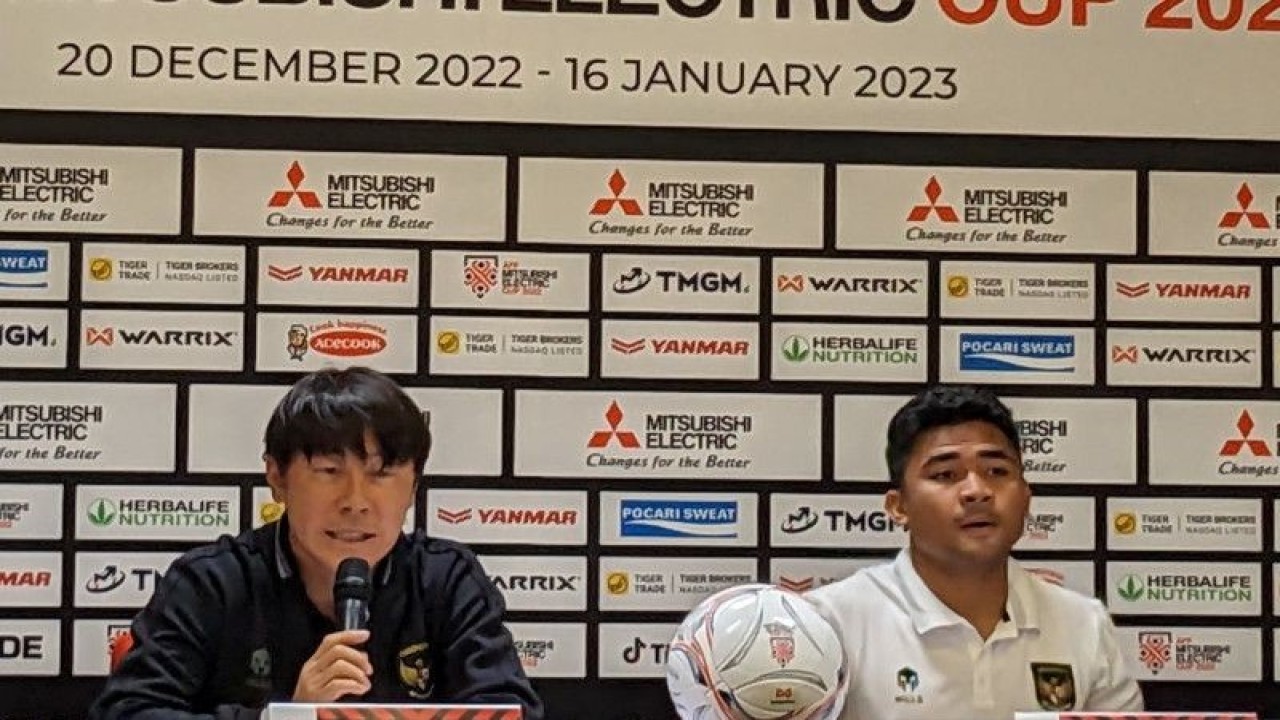 Pelatih tim nasional Indonesia Shin Tae-yong (kiri) dan bek kanan skuadnya Asnawi Mangkualam memberikan pernyataan kepada media pada konferensi pers sebelum laga Grup A Piala AFF 2022 kontra Thailand di Stadion Utama Gelora Bung Karno, Jakarta, Rabu (28/12/2022). (ANTARA/Michael Siahaan)