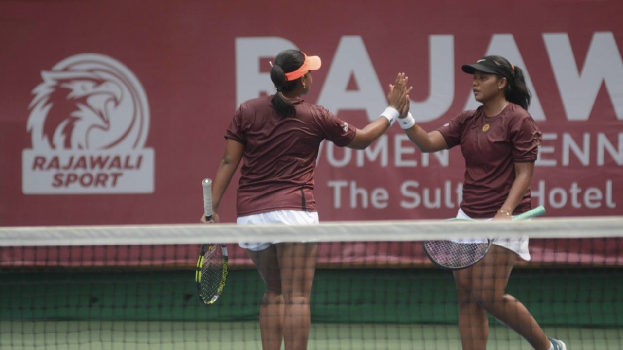 Si kembar Fitriana Sabrina dan Fitriani Sabatini