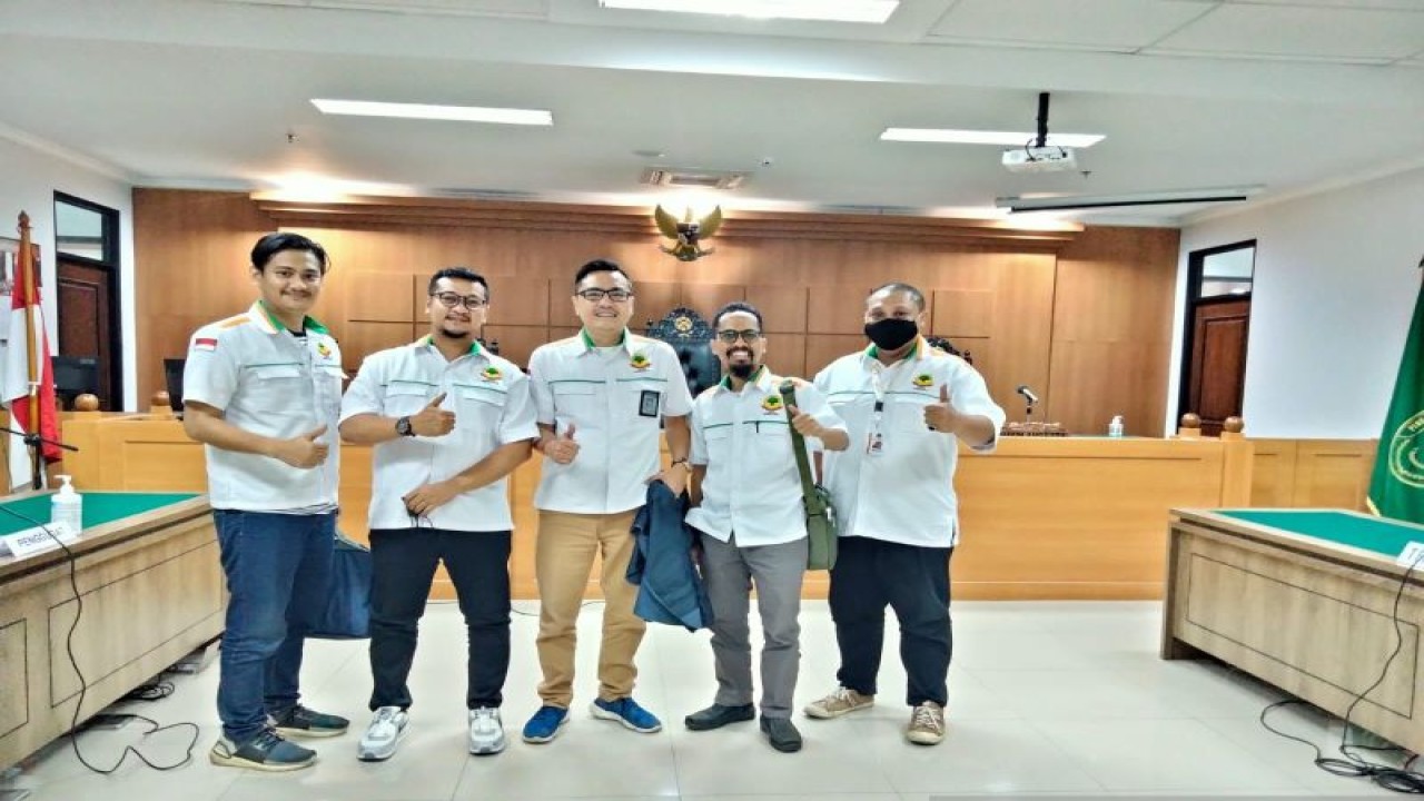 Tim Hukum DPP Partai Berkarya usai mengikuti sidang perdana sengketa pemilu, di PTUN Jakarta, Jumat (23/12/2022). ANTARA/HO-DPP Partai Berkarya