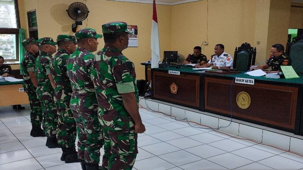 Sidang perdana lima prajurit Brigif 20 Timika yang menjadi tersangka kasus mutilasi mulai digelar di Mahmil III-19 Jayapura, Senin (12-12-2022). ANTARA/Evarukdijati