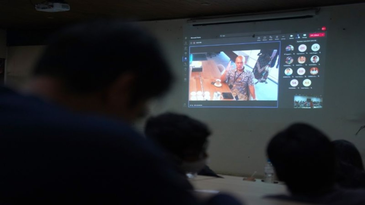 Direktur Keuangan dan Manajemen Risiko SIG Andriano Hosny Panangian memberikan paparan kepada awak media di Semarang, Kamis (15/12/2022). ANTARA/HO-SIG.