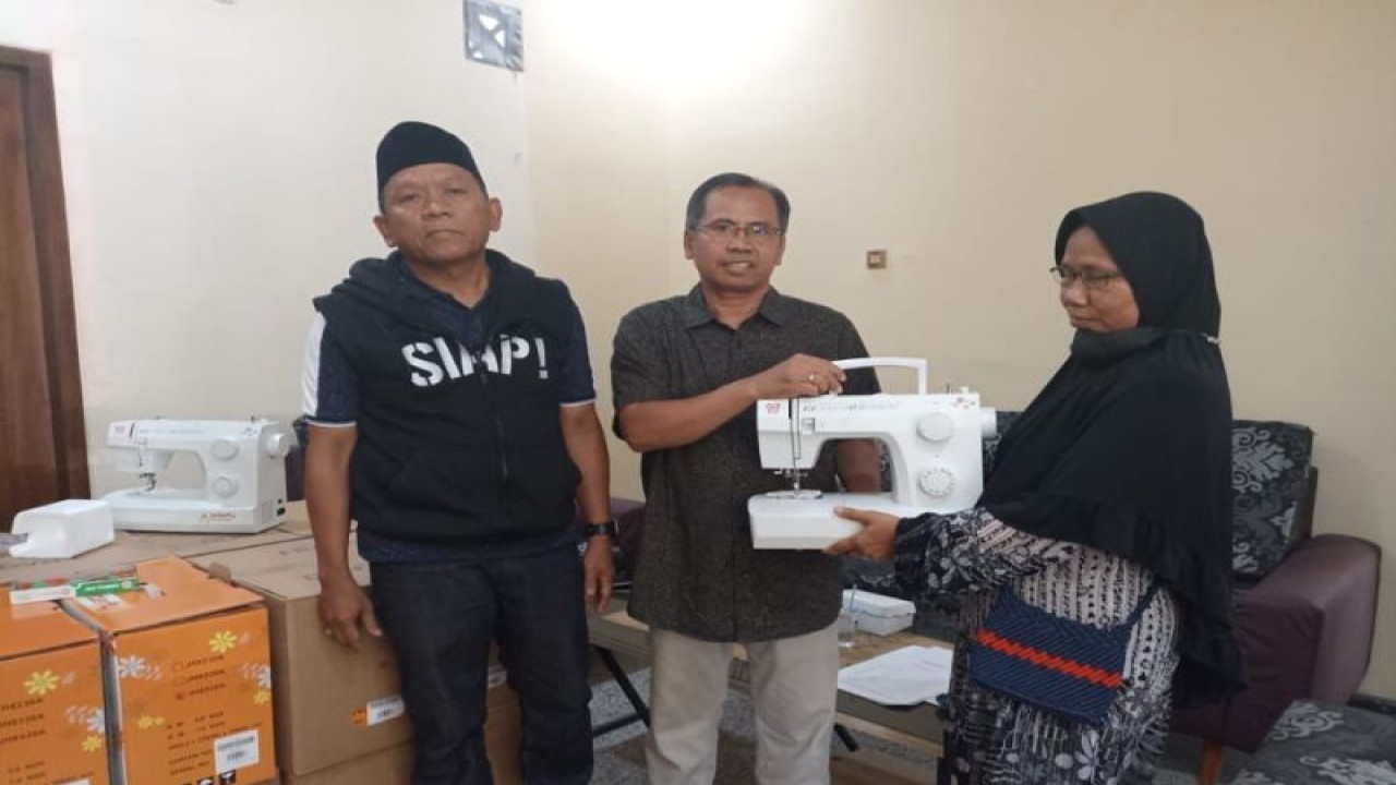 Kepala Dinas Tenaga Kerja Kota Mataram H Rudi Suryawan (tengah) secara simbolis menyerahkan bantuan mesin jahit kepada perwakilan kelompok usaha warga di Kota Mataram, Provinsi Nusa Tenggara Barat. (ANTARA/HO Disnaker Mataram)