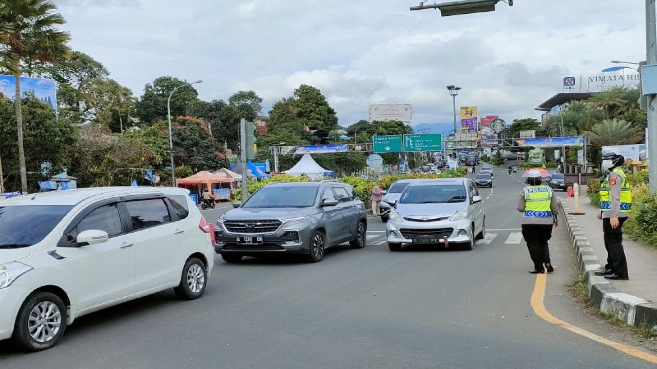 Situasi lalu lintas kendaraan di Simpang Gadog, Puncak Bogor, Jawa Barat, Sabtu (24/12/2022). (ANTARA/Linna Susanti)