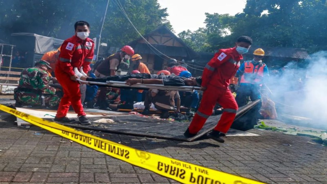 Simulasi penanganan kebakaran yang disusul dengan bencana gempa dan angin puting beliung. (ANTARA/HO-Pemkab Purwakarta)
