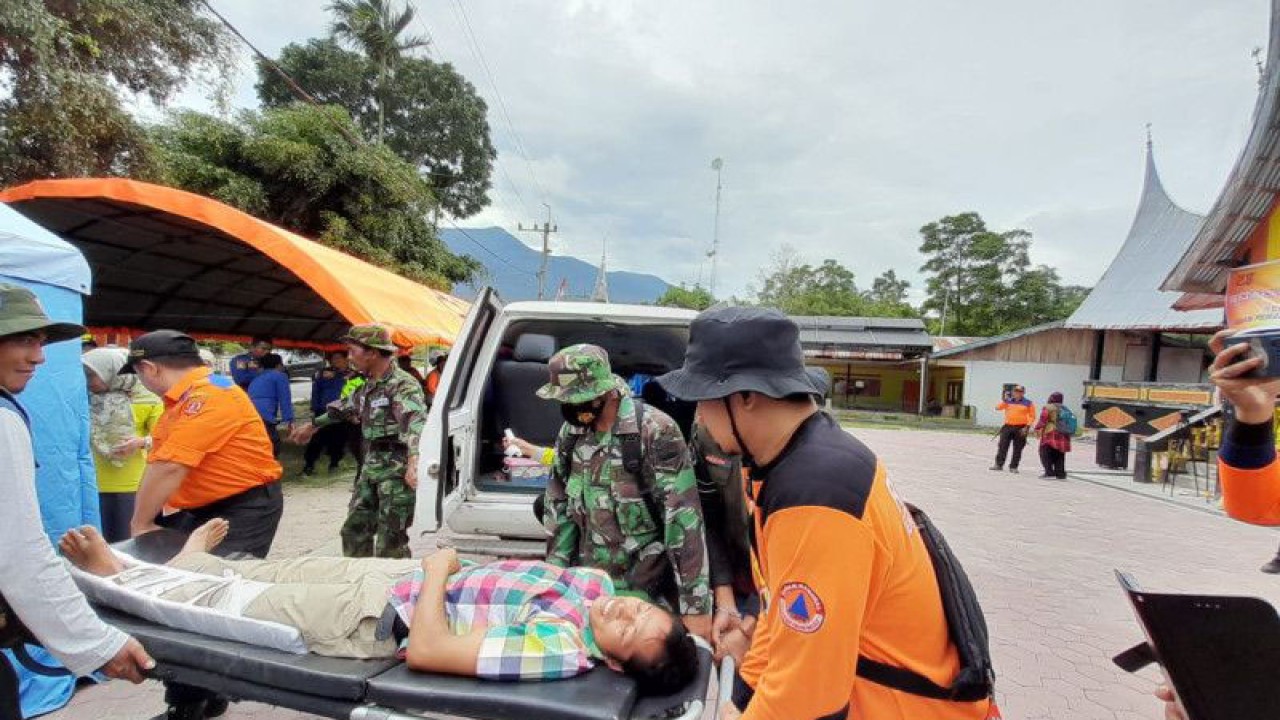 Petugas mengangkut warga yang menjadi korban dampak letusan Gunung Marapi di Agam, aksi ini menjadi bagian dari kegiatan Simulasi Kebencanaan BPBD Agam, Sumbar. (Antara/Alfatah)