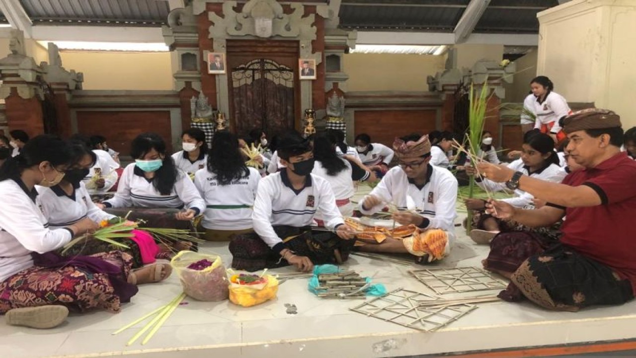 Siswa SMAN 1 Denpasar saat melakukan kegiatan kebudayaan pasraman kilat di Denpasar, Kamis (22/12/2022). ANTARA/Ni Putu Putri Muliantari