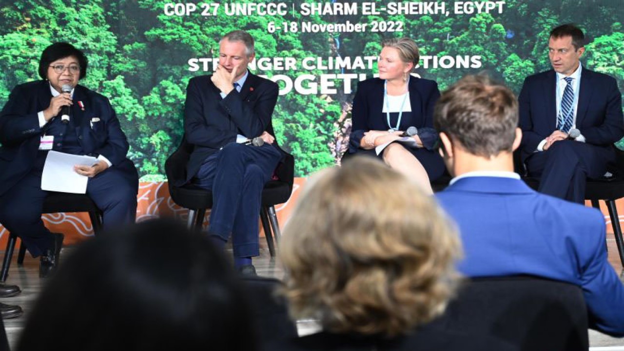 Menteri Lingkungan Hidup dan Kehutanan Siti Nurbaya (kiri) bersama Menteri Negara untuk Asia, Energi, Iklim, dan Lingkungan Inggris Lord Goldsmith (kedua kiri), Menteri Pembangunan Internasional Norwegia Tvinnereim (kedua kanan), dan Deputi Utusan Khusus Presiden Amerika Serikat untuk Iklim Rick Duke (kanan) berdiskusi pencegahan perubahan iklim di Paviliun Indonesia pada konferensi perubahan iklim COP27 UNFCCC di Sharm El Sheikh, Mesir, Rabu (9/11/2022). Pejabat senior tiga Negara itu mengapresiasi komitmen Indonesia yang lebih ambisius melalui agenda Indonesia's FOLU Net Sink 2030. ANTARA FOTO/Saptono/hp.