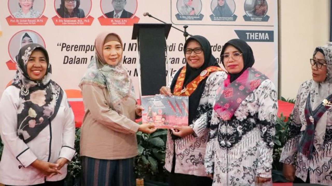 Wakil Gubernur Nusa Tenggara Barat (NTB), Hj. Sitti Rohmi Djalilah (kedua kiri) saat menghadiri HUT PGRI ke-77 dan Hari Ibu ke-94 di Kota Mataram. (ANTARA/Pemprov NTB).
