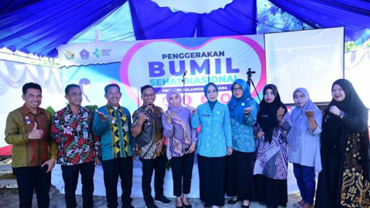 Ketua Tim Penggerak PKK Kota Kendari Sitti Chomzah (kelima kanan) pada acara pencanangan kampanye gerakan ibu hamil sehat di Puskesmas Nambo, Kecamatan Nambo, Kota Kendari, Senin (26/12/2022). (ANTARA/HO-Humas Pemkot Kendari)