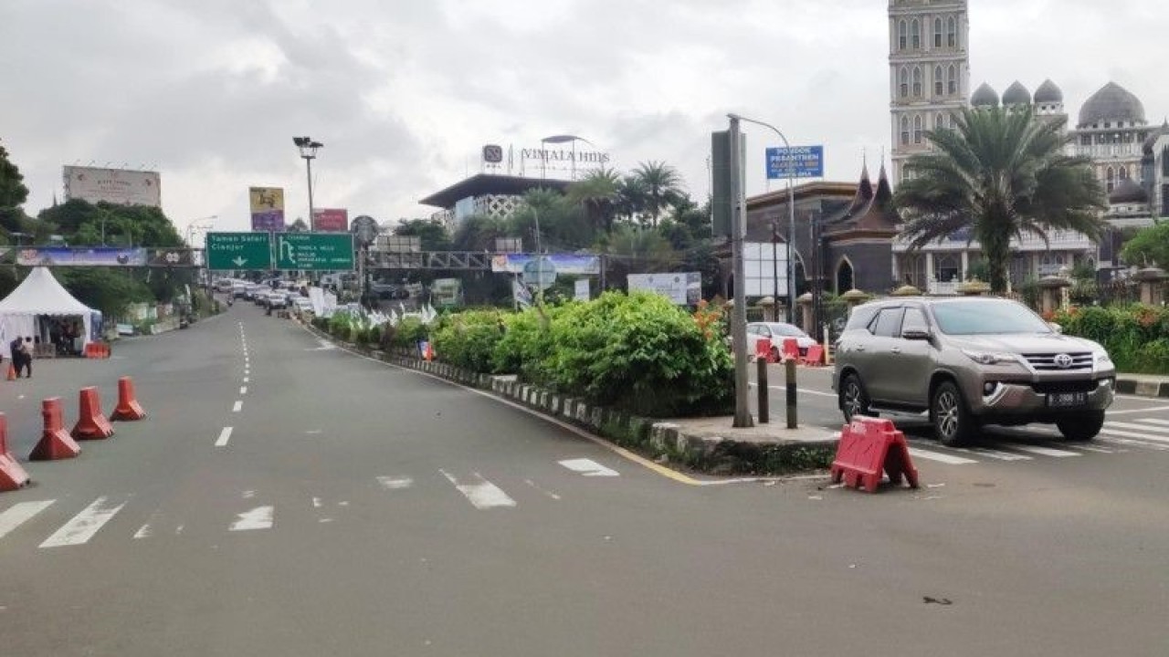 Situasi lalu lintas di Simpang Gadog, Kecamatan Ciawi, Kabupaten Bogor, Jawa Barat, Jumat (30/12/2022). (ANTARA/M Fikri Setiawan)