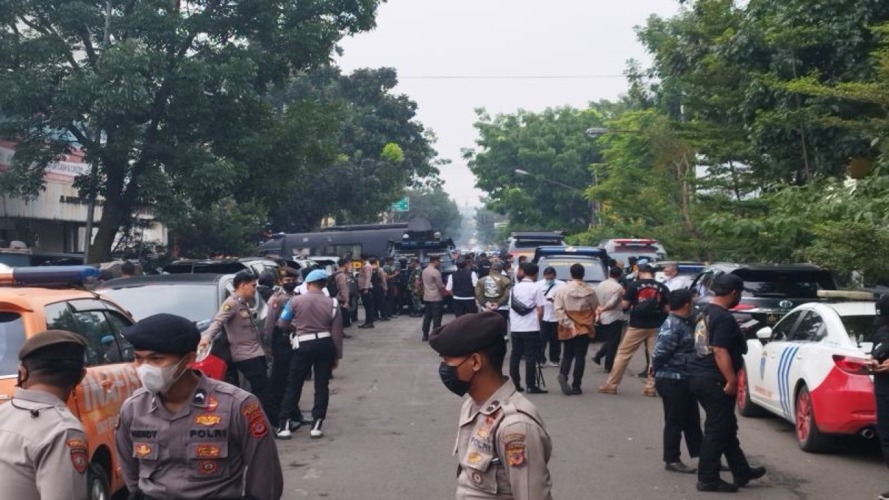 Situasi pasca-ledakan disposal bom tersisa di sekitar Polsek Astanaanyar, Kota Bandung, Jawa Barat, Rabu (7/12/2022). ANTARA/Bagus Ahmad Rizaldi