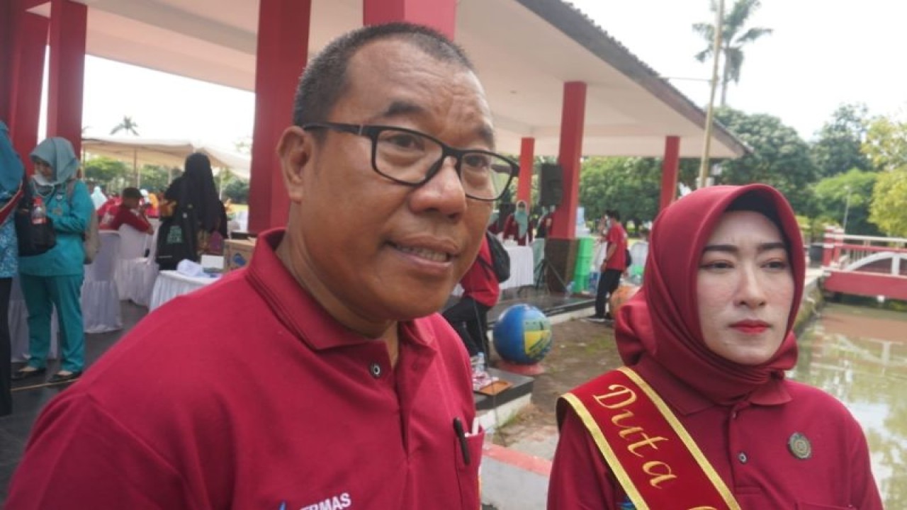 Kepala Dinas Kesehatan Kota Pekalongan Slamet Budiyanto bersama Ketua TP PKK Kota Pekalongan Inggit Soraya pada kegiatan menyambut perayaan Natal 2022 dan Tahun Baru 2023. ANTARA/HO-Humas Kota Pekalongan