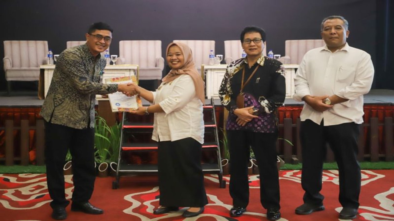 Bupati Sleman Kustini Sri Purnomo menyerahkan penghargaan Tanggung Jawab Sosial Perusahaan (TJSP) kepada 48 perusahaan yang tergabung dalam Forum TJSP Sleman, Rabu (14/12/22). ANTARA/HO-Bagian Prokopim Setda Kabupaten Sleman