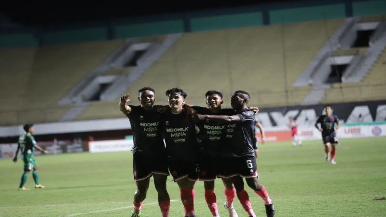 Penyerang Persita Tangerang Wildan Ramdhani (kedua kiri) merayakan keberhasilannya mencetak gol bersama rekan-rekannya pada pertandingan pekan ke-11 Liga 1 Indonesia menghadapi PSS Sleman di Stadion Maguwoharjo, Sleman, Kamis (29/9/2022). (HO-Persita Tangerang)