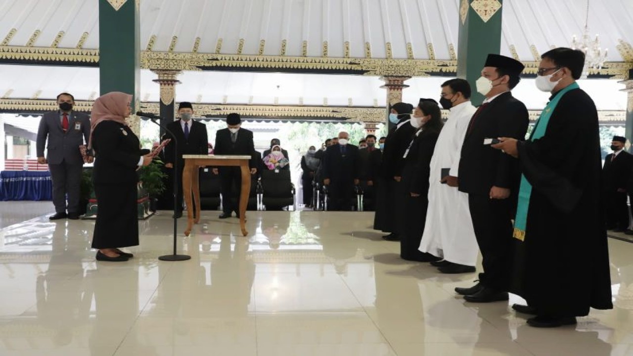 Bupati Sleman Kustini Sri Purnomo melantik sejumlah kepala sekolah SD dan SMP serta pejabat fungsional di Kabupaten Sleman, Jumat (30/12/22). ANTARA/HO-Bagian Prokopim Setda Sleman