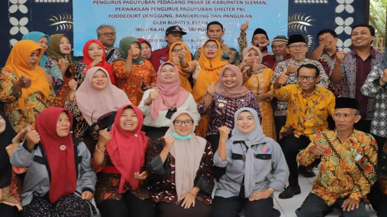 Bupati Sleman Kustini Sri Purnomo usai memberikan pengarahan dan pembekalan kepada Paguyuban Pedagang Pasar dan Pedagang Shelter PKL se-Kabupaten Sleman di Pendopo Rumah Dinas Bupati Sleman, Jumat (30/12/22). ANTARA/HO-Bagian Prokopim Setda Sleman