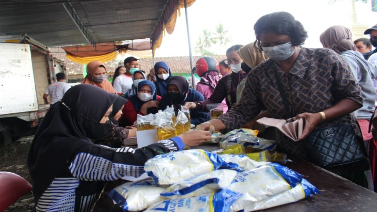 Dinas Perundustrian dan Perdagangan Kabupaten Sleman menggelar Gelar Pangan Murah di Lapangan Pandowoharjo sebagai upaya untuk mengendalikan kenaikan harga bahan pokok menjelang Natal 2022 dan Tahun Baru, Selasa (13/12/22). ANTARA/HO-Diskominfo Sleman