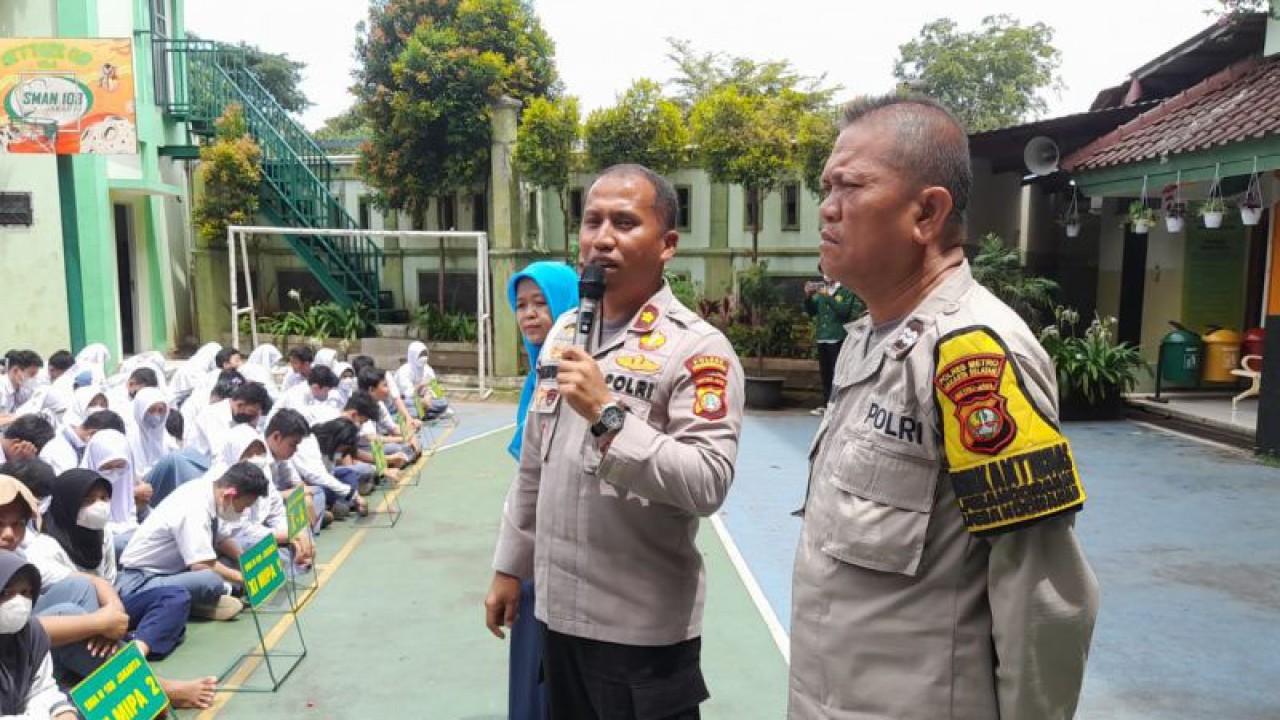 Kapolsek Pesanggrahan Kompol Nazirwan berdialog dengan pelajar SMA 108 di Jakarta, Selasa (13/12/2022). ANTARA/HO-Polsek Pesanggrahan