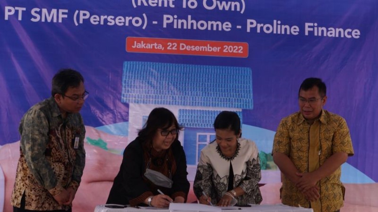 Penandatanganan Perjanjian Kerjasama Penyaluran Pembiayaan Sewa Beli oleh Direktur Utama SMF Ananta Wiyogo, Direktur Utama Proline Finance Erisca Wiraatmadja, dan CEO Pinhome Dayu Dara Permata di Jakarta, Jumat (23/12/2022). (ANTARA/HO-SMF/pri)