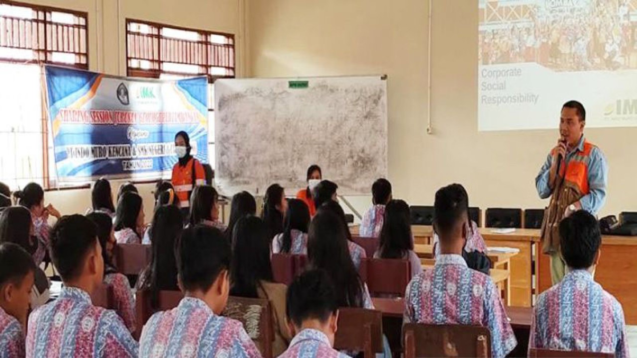 PT IMK yang melaksanakan kegiatan sharing session jurusan geologi pertambangan di SMKN 1 Tanah Siang, Kabupaten Murung Raya,Kalteng, Kamis (1/12/2022). ANTARA/Supriadi.