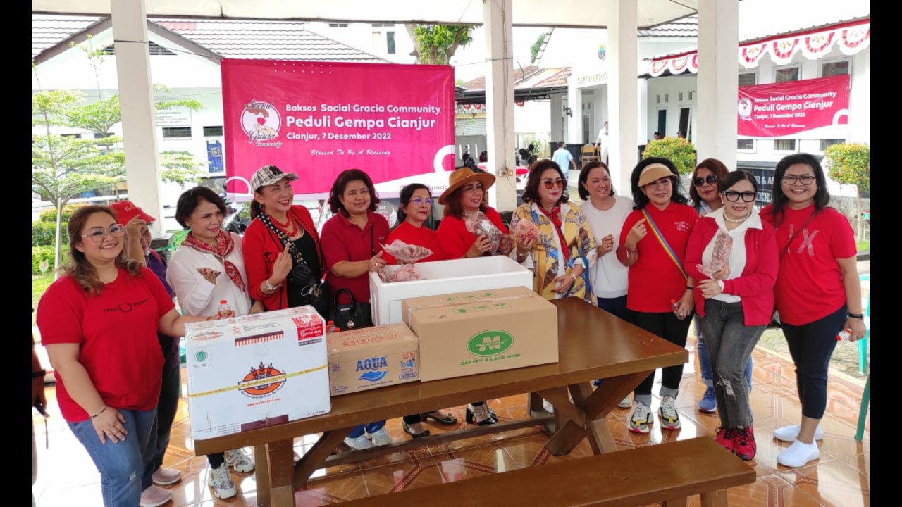 Social Gracia Community saat menyalurkan bantuan melalui Pemerintah Desa Ciherang, Cianjur.