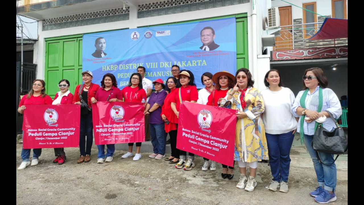 Social Gracia Community saat menyalurkan bantuan melalui posko tanggap bencana gempa Cianjur yang didirikan HKBP.