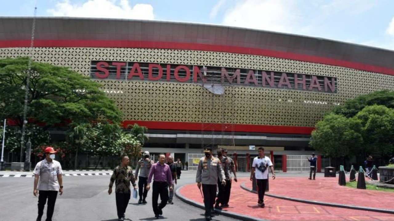 Aparat keamanan saat melakukan pengecekan untuk pengamanan di Stadion Manahan Solo. ANTARA/Bambang Dwi Marwoto.