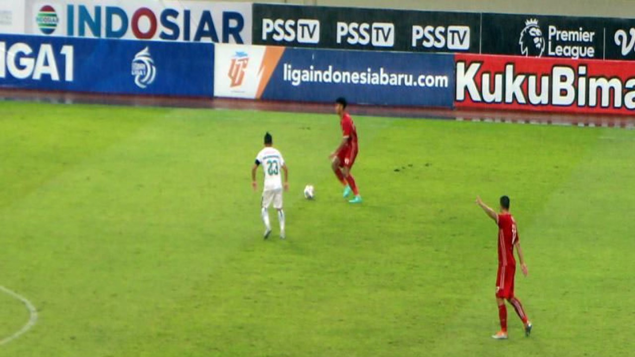 Pemain Persija Jakarta Resky Fendi (kostum merah merah ) saat membawa bola dihadang pemain PSS Sleman Kim Jeffrey (kostum putih putih) dalam pertandingan Liga 1 Musim 2022/2023 di Stadion Manahan Solo, Jumat (23/12/2022) petang. ANTARA/Bambang Dwi Marwoto.