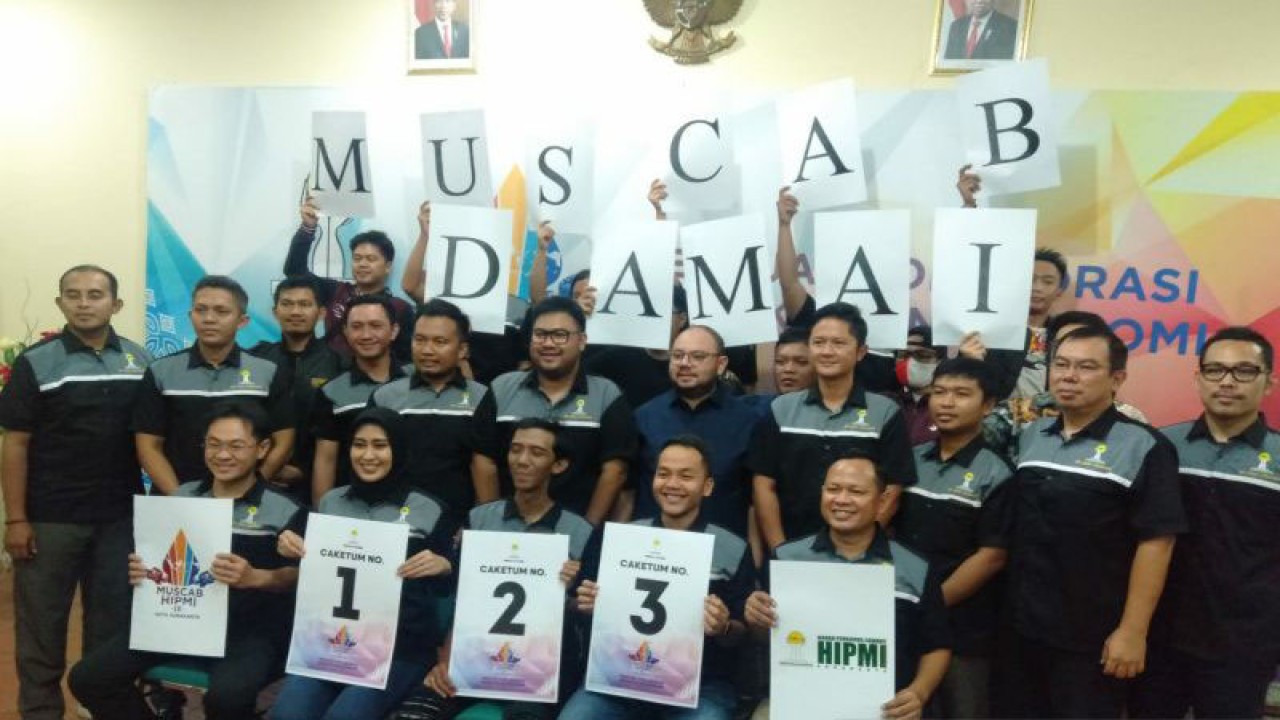 Tiga kandidat Hipmi dan Pengurus Hipmi Solo. ANTARA/Aris Wasita